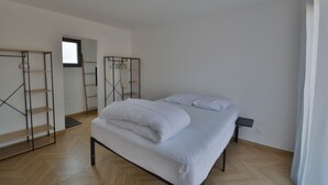 A bedroom with a bed, a wardrobe, and a window. - Maison Noé ( New Villa ) Spacious near the center Fully air-conditioned (Ruoms)