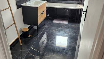 Bruser, hårtørrer, Sæbe, Toiletpapir