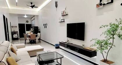 Beautiful townhome with AC in charming Taiping