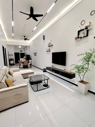 Beautiful townhome with AC in charming Taiping