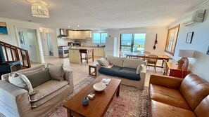 Smart TV - Peppy Beach House – Stunning Ocean Views & Relaxed Coastal Escape (Peppermint Grove Beach)