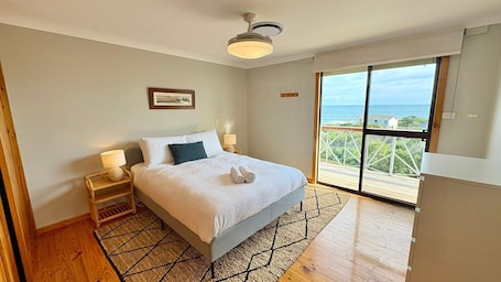 4 bedrooms, desk, iron/ironing board, travel cot. Peppy Beach House – Stunning Ocean Views & Relaxed Coastal Escape