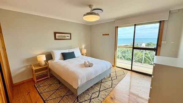 4 bedrooms, desk, iron/ironing board, travel crib - Peppy Beach House – Stunning Ocean Views & Relaxed Coastal Escape (Peppermint Grove Beach)