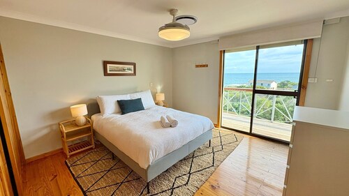 Peppy Beach House – Stunning Ocean Views & Relaxed Coastal Escape