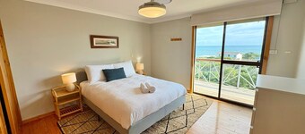 Peppy Beach House – Stunning Ocean Views & Relaxed Coastal Escape