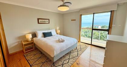 Peppy Beach House – Stunning Ocean Views & Relaxed Coastal Escape