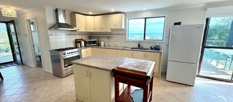 Peppy Beach House – Stunning Ocean Views & Relaxed Coastal Escape