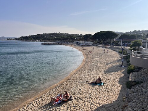 Incredible sea view-beach 300m away-pool-parking-fully renovated-2 bedrooms