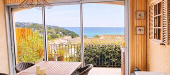 Incredible sea view-beach 300m away-pool-parking-fully renovated-2 bedrooms