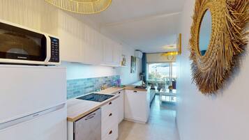 Réfrigérateur, micro-ondes, four, plaque de cuisson