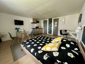 1 soverom, skrivebord og wi-fi