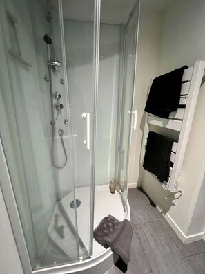 Dusj, hårføner og håndklær