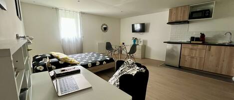 1 bedroom, desk, WiFi