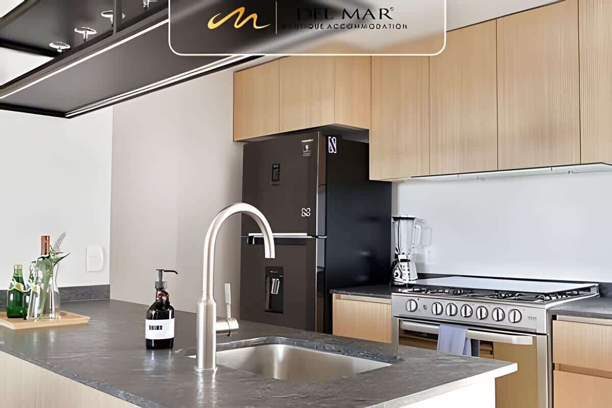 Jääkaappi, mikroaaltouuni, keittoastiat/astiat/ruokailuvälineet