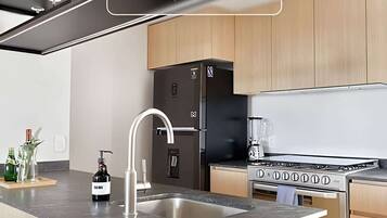 Jääkaappi, mikroaaltouuni, keittoastiat/astiat/ruokailuvälineet