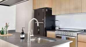 Fridge, microwave, blender, cookware/dishes/utensils - Modern Luxury in Romantic Zone | Soho 901 (Guadalajara)