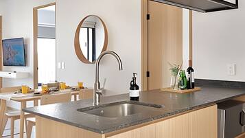 Kühlschrank, Mikrowelle, Kochgeschirr/Geschirr/Besteck