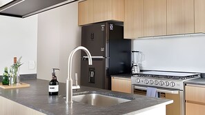 Een koelkast, een microgolfoven, kookgerei, borden en bestek