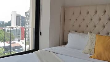 2 makuuhuonetta, silitysrauta/-lauta, vuodevaatteet