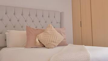 2 slaapkamers, een strijkplank/strijkijzer, beddengoed