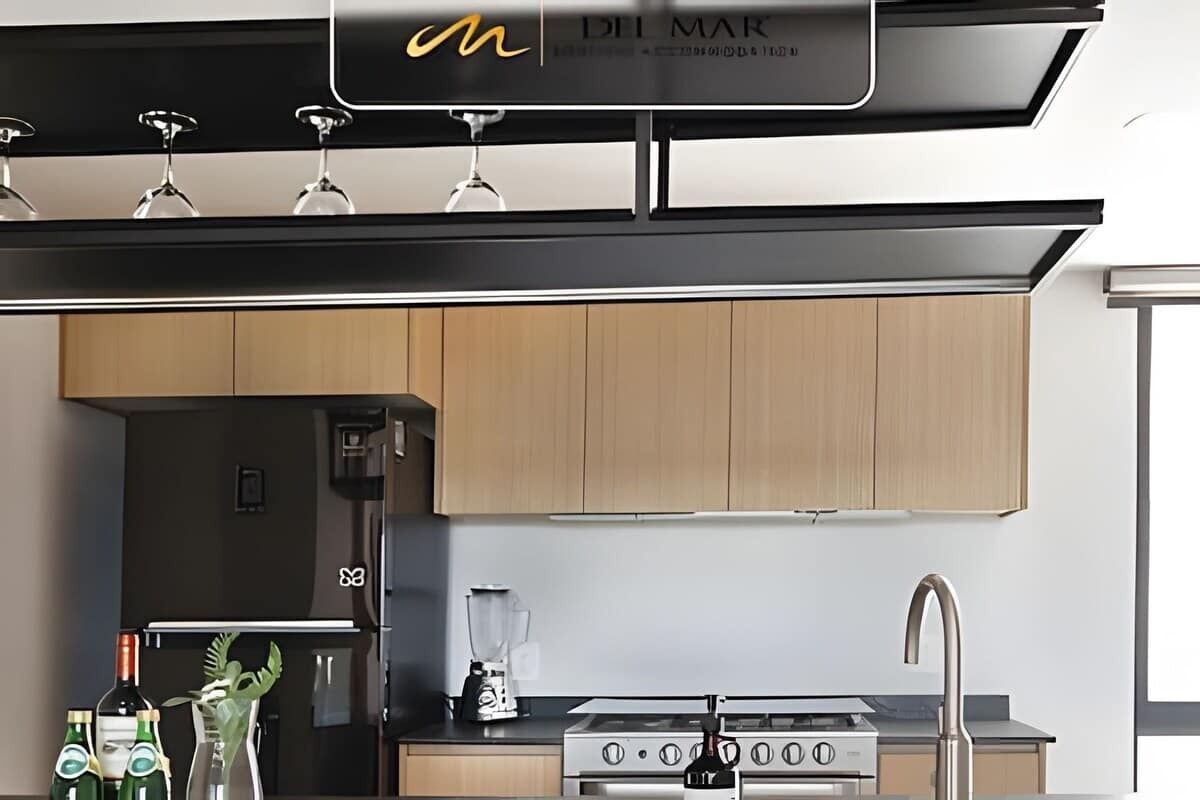 Geladeira, micro-ondas, cooktop, torradeira