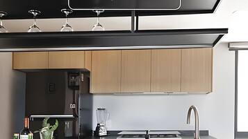 Geladeira, micro-ondas, cooktop, torradeira