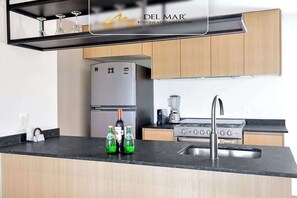 Kühlschrank, Mikrowelle, Kochgeschirr/Geschirr/Besteck