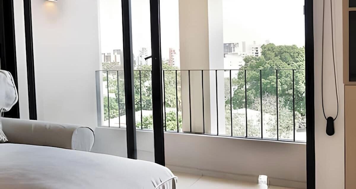 2 slaapkamers, een bureau, een strijkplank/strijkijzer, reisbedje