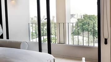 2 slaapkamers, een bureau, een strijkplank/strijkijzer, reisbedje