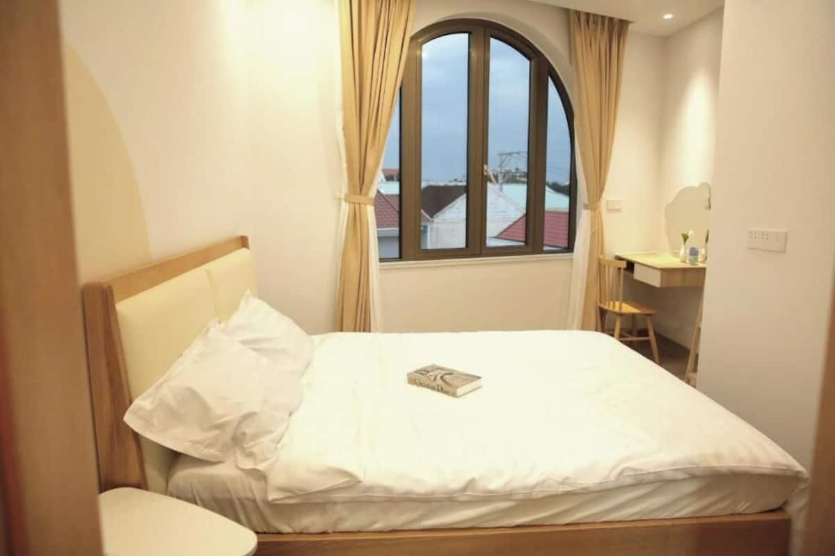 Blackout curtains, soundproofing, free WiFi