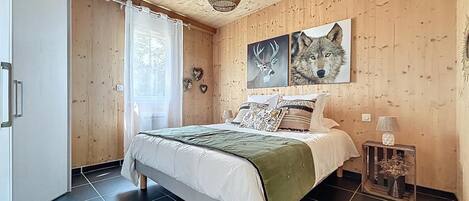 3 bedrooms, iron/ironing board, travel cot, free WiFi