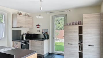 Frigorifero, microonde, forno, piano cottura