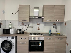 Kühlschrank, Ofen, Herdplatte, Wasserkocher mit Kaffee-/Teezubehör