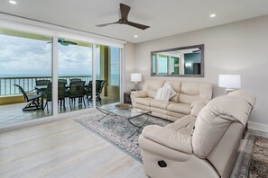 Smart-tv, een dvd-speler en een kantoor