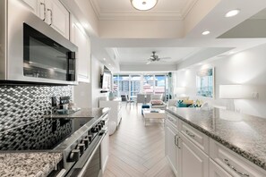 Réfrigérateur, micro-ondes, four, plaque de cuisson