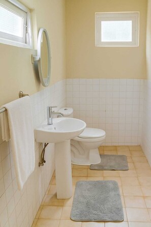 Douche, bidet, serviettes fournies, savon