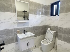 Serviettes fournies, papier toilette