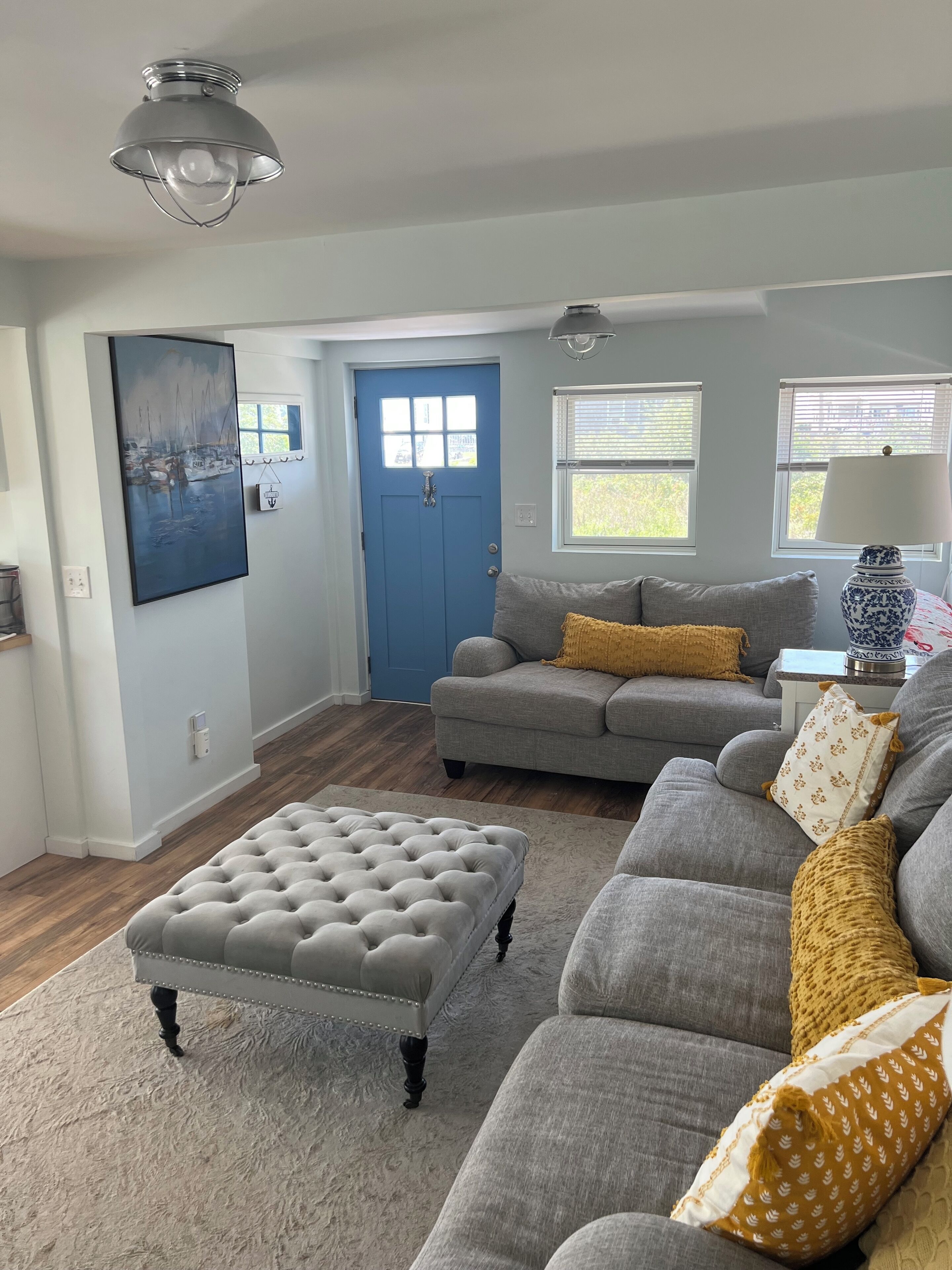 Smart TV, libros y monitor de computadora 