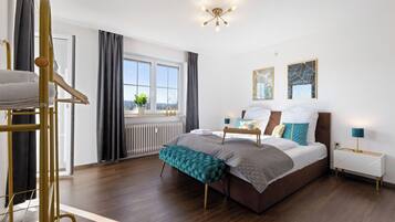 4 bedrooms, iron/ironing board, WiFi, bed sheets