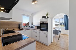 Fridge, microwave, oven, stovetop - DREAMLEAF apartment in nature (Burgau)