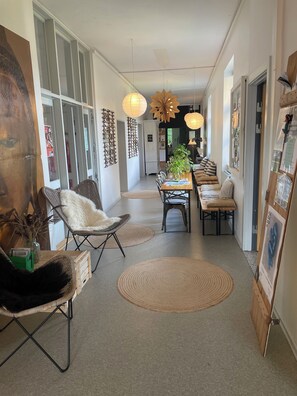 Klassieke driepersoonskamer, 3 eenpersoonsbedden, schoonmaakservice, uitzicht op de stad | Woonruimte