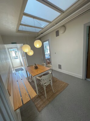 Habitación triple clásica, 3 camas individuales, Servicio de limpieza, vistas a la ciudad | Zona de estar