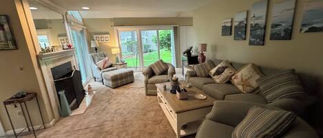 Una Smart TV, un reproductor de DVD, libros