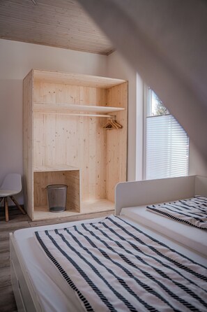 3 bedrooms, in-room safe, desk, iron/ironing board