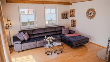 TV connectée, cheminée, baby-foot, livres