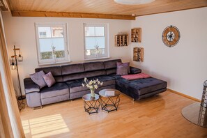 Smart-TV, Kamin, Tischfußball, Bücher