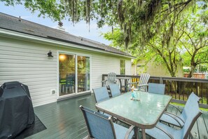 Outdoor dining - Island Oaks - your perfect Savannah escape! (Savannah)