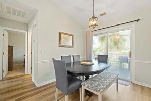 Dining - Island Oaks - your perfect Savannah escape! (Savannah)