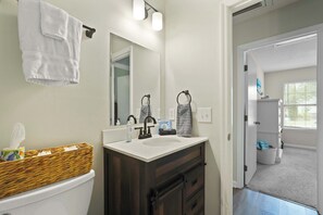 Dusche, Haartrockner, Handtücher, Shampoo
