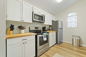 Réfrigérateur, micro-ondes, plaque de cuisson, lave-vaisselle